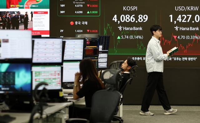 코스피가 574p014 오른 408689에 장을 종료한 30일 서울 하나은행 본점 딜링룸에서 직원들이 업무를 보고 있다사진연합뉴스