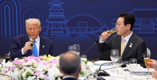 特朗普APEC晚宴也不忘可乐之爱