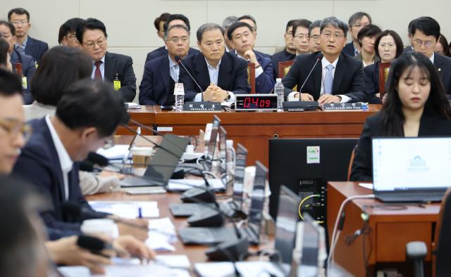 반상권 방송미디어통신위원회 위원장이 30일 국회 과학기술정보방송통신위원회에서 열린 종합감사에서 의원 질의에 답변하고 있다 사진연합뉴스