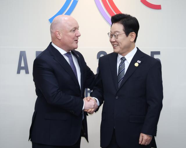 이재명 대통령과 크리스토퍼 럭슨 뉴질랜드 총리가 30일 경북 경주 APEC 정상회의장에서 양자회담에서 인사하고 있다.[사진=연합뉴스]