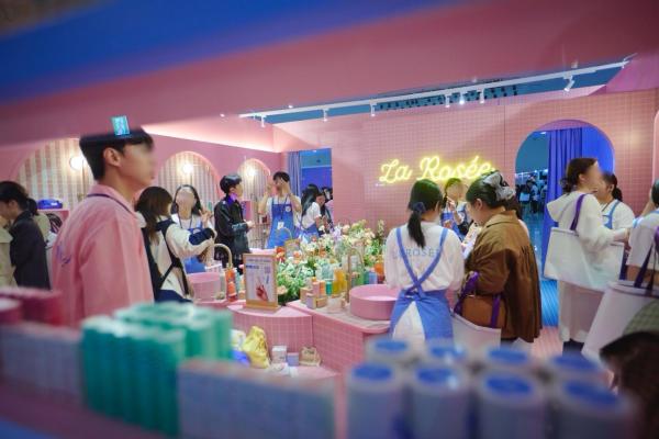 서울 동대문디자인플라자DDP에서 열린 컬리뷰티페스타 2025 라로제 부스에서 방문객들이 제품을 체험하고 있다 사진컬리