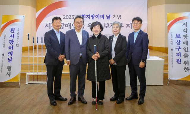 왼쪽부터 고영도 금호석유화학 전무 백종훈 금호석유화학 대표이사 한순애 시각장애인 대표자 백은희 한국시각장애인복지관 이사장 김재유 금호석유화학 상무 사진금호석유화학