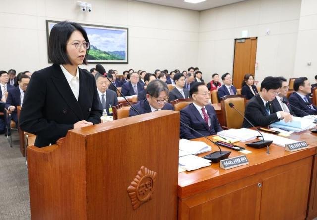 30일 국회 기후에너지환경고용노동위원회에서 열린 종합감사에서 김기원 한국맥도날드 대표이사가 의원 질의에 답변하고 있다 사진연합뉴스DB 