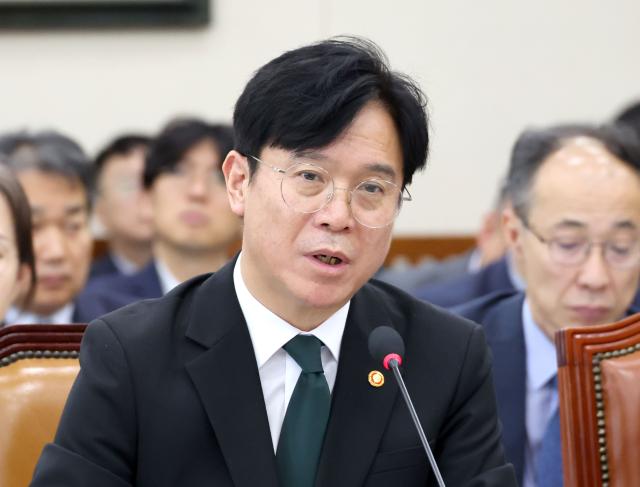 김영훈 고용노동부 장관이 30일 국회 기후에너지환경고용노동위원회에서 열린 종합감사에서 의원 질의에 답변하고 있다. [사진=연합뉴스]