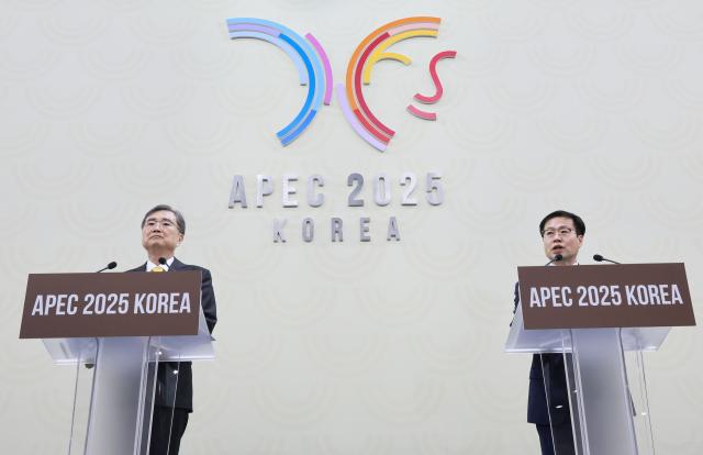 여한구 산업통상부 통상교섭본부장오른쪽이 30일 경주 국제미디어센터에서 열린 APEC 합동각료회의AMM 기자회견에서 취재진 질문에 답하고 있다 사진연합뉴스