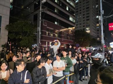 젠슨 황, 이재용·정의선과 '치맥 회동'… 이색 풍경에 수백명 인파 몰려