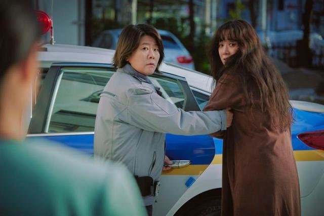 [최씨네 리뷰] 하얀 차를 탄 여자 장르 외피를 넘어선 감정의 울림