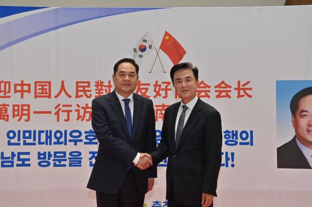 김태흠 지사우측 양완밍 중국인민대외우호협회장_접견 모습사진충남도