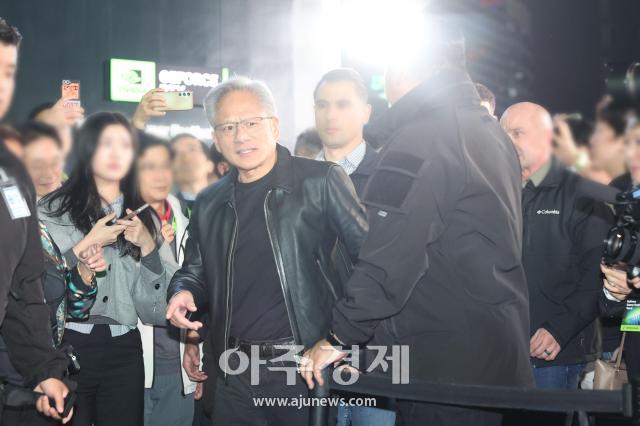 [포토] 젠슨 황, 치맥회동 마치고 지포스 행사장 참석