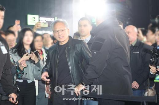 [포토] 젠슨 황, 치맥회동 마치고 지포스 행사장 참석