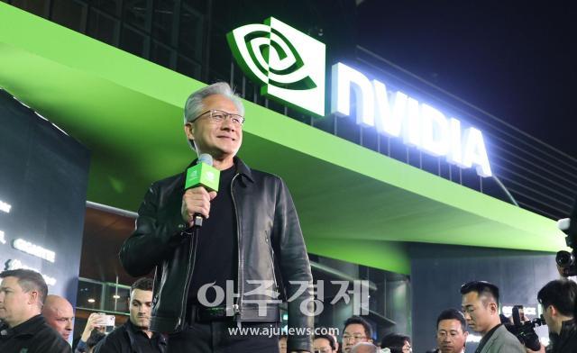 [포토] 미소 보이는 젠슨 황