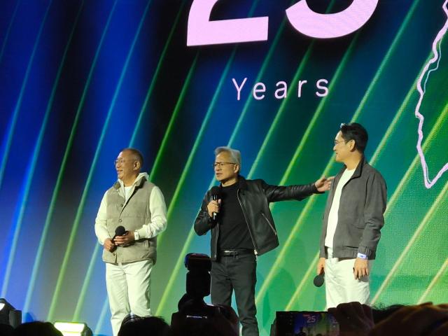 젠슨 황 엔비디아 CEO와 이재용 삼성전자 회장 정의선 현대차그룹 회장이 30일 서울 코엑스에서 열린 엔비디아의 행사에서 인사를 하고있다 사진백서현 기자