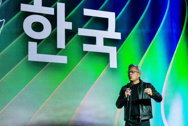 젠슨 황 엔비디아 최고경영자가 30일 서울 코엑스에서 열린 엔비디아의 그래픽카드GPU 지포스 출시 25주년 행사에서 단상에 올라 발언하고 있다 사진공동취재단