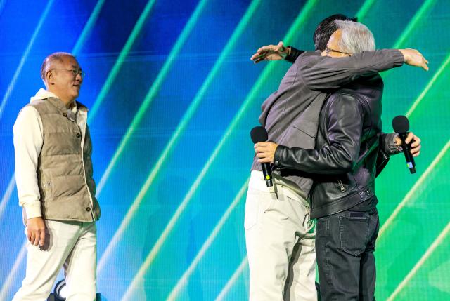 젠슨 황 엔비디아 최고경영자와 이재용 삼성전자 회장 정의선 현대차그룹 회장이 30일 서울 코엑스에서 열린 엔비디아의 그래픽카드GPU 지포스 출시 25주년 행사에 참석해 있다사진공동취재단