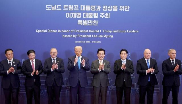 이재명 대통령이 29일 경북 경주 힐튼호텔 그랜드볼룸에서 이 대통령 주최 정상 특별만찬에 참석한 정상들과 기념촬영을 하고 있다 왼쪽부터 아누틴 찬위라꾼 태국 총리 로런스 웡 싱가포르 총리 앤서니 앨버니지 호주 총리 도널드 트럼프 미국 대통령 이 대통령 르엉 끄엉 베트남 국가주석 크리스토퍼 럭슨 뉴질랜드 총리 마크 카니 캐나다 총리 사진연합뉴스