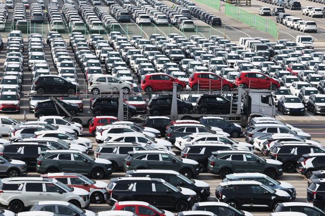 30일 경기도 평택항에 수출용 자동차가 세워져 있다사진연합뉴스