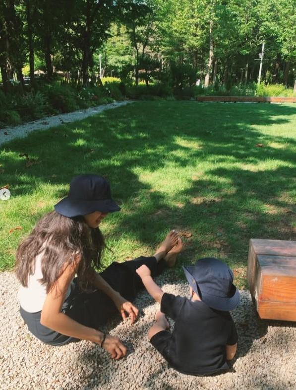 [슬라이드 포토] 문가비, 정우성과 사이에서 낳은 아들 공개…벌써 2살