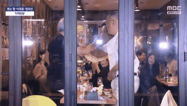 [와글와글] [영상] "깐부치킨 대표가 서빙"?...젠슨 황·이재용·정의선 치맥에 실시간 댓글 반응