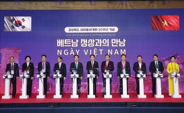 Chủ tịch nước Lương Cường cùng các đại biểu nhấn nút khởi động biểu tượng Hợp tác hữu nghị hướng tới tương lai ẢnhTTXVN