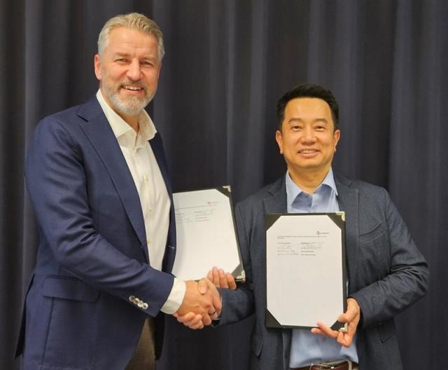 30일 진행된 파트너십 체결식에서 기념사진 촬영을 하고있는 정혁성 CJ제일제당 BMS본부장오른쪽과 프레드릭 베리에고르 BIQ머티리얼즈 회장 사진CJ제일제당