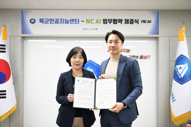 사진은 협약식에서 왼쪽부터 육군 인공지능센터 김성숙 센터장 NC AI 김근교 글로벌사업실장사진NC AI