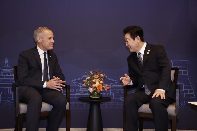 이재명 대통령과 마크 카니 캐나다 총리가 30일 경북 경주시의 한 호텔에서 정상회담을 하고 있다 사진연합뉴스