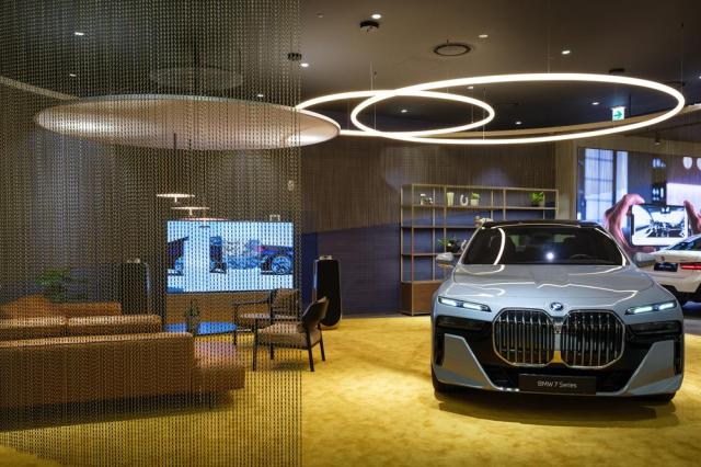 대전시 유성구 신세계 백화점에 새 단장을 마친 BMW 대전 신세계 아트앤사이언스 전시장 사진BMW그룹