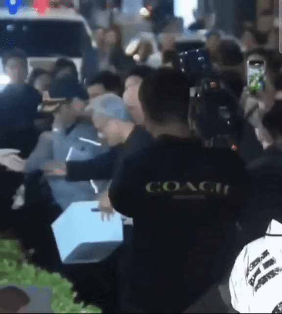 젠슨 황 엔비디아 CEO최고경영자가 회동 현장을 찾은 시민들에게 김밥을 나눠주고 있다 영상온라인 커뮤니티 캡처