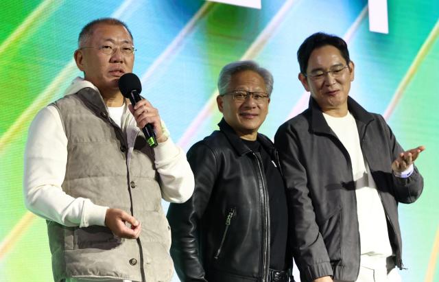 젠슨 황 엔비디아 최고경영자와 이재용 삼성전자 회장 정의선 현대차그룹 회장이 30일 서울 코엑스에서 열린 엔비디아의 그래픽카드GPU 지포스 출시 25주년 행사에 참석해 있다