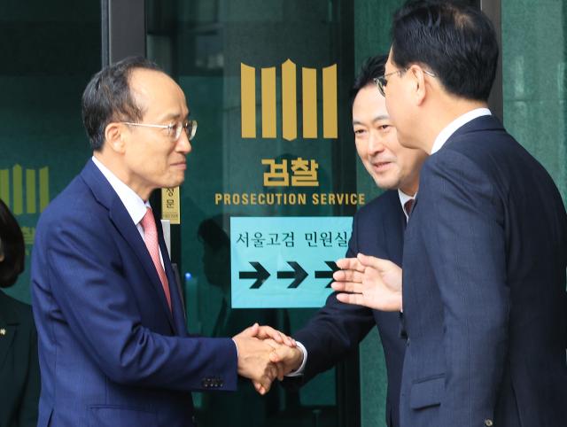 추경호 국민의힘 전 원내대표가 31일 서울 서초구 서울고검에 마련된 조은석 내란특별검사팀 사무실에서 조사를 마친 뒤 나오며 마중나온 장동혁 대표 송언석 원내대표와 인사를 하고 있다 사진연합뉴스