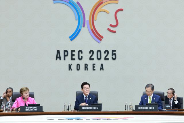 이재명 대통령이 31일 경주화백컨벤션센터HICO에서 열린 2025 아시아태평양경제협력체APEC 정상회의 제1세션에서 발언하고 있다사진연합뉴스