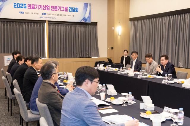 구충곤 광양경자청장이 의료기기산업 전문가와 간담회를 진행 하고 있다 사진광양경자청