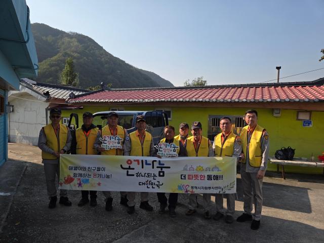 동해시자원봉사센터가 지난 10월 30일 노후 보일러 교체사업을 통해 발생한 잔여 연탄을 관내 에너지 취약계층에 전달하며 나눔을 실천하고 있다 사진동해시자원봉사센터