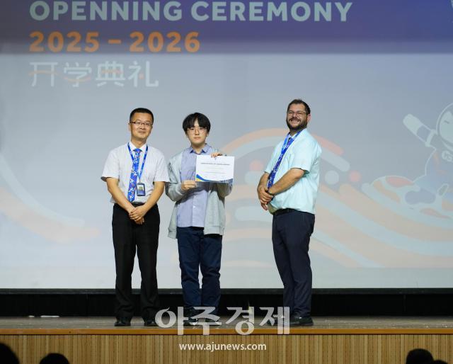 YCYW IGCSEA-Level 장학금을 수여한 서예준 학생가운데사진옌타이요화국제학교