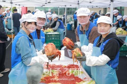 [포토] 기재부 복권위, 독거노인 등에 김장김치 봉사활동