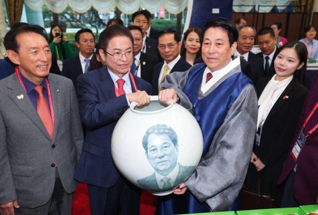 이철우가운데 경북도지사가 30일 경주에서 열린 베트남 정상과의 만남의 날 행사에서 르엉끄엉오른쪽 베트남 국가주석에게 주석의 얼굴이 입힌 달항아리를 선물하고 있다 사진경북도