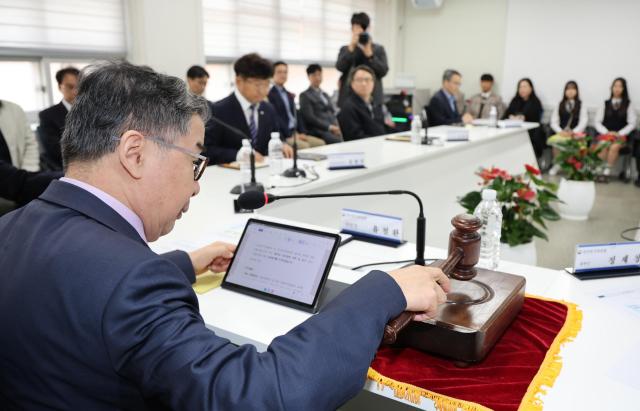 유철환 국민권익위원장이 31일 경기 성남 중원구 성일정보고등학교에서 열린 통학로 안전대책 마련 등 요구 집단민원 현장조정회의에서 의사봉을 두드리고 있다 사진국민권익위원회