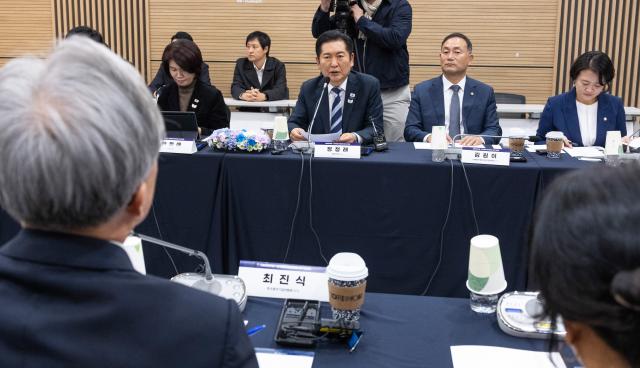 정청래 더불어민주당 대표가 31일 서울 마포구 상장회사회관에서 열린 정책 간담회에서 최진식 중견기업협회장을 비롯한 참석 기업인들에게 인사말을 하고 있다 사진연합뉴스