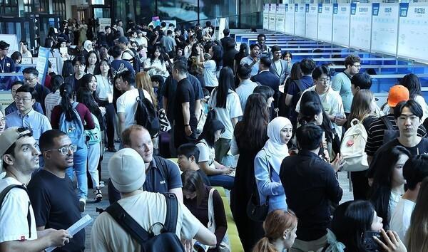 Một hội chợ việc làm dành cho du học sinh được tổ chức tại Busan vào ngày 27102025 ẢnhYonhap News