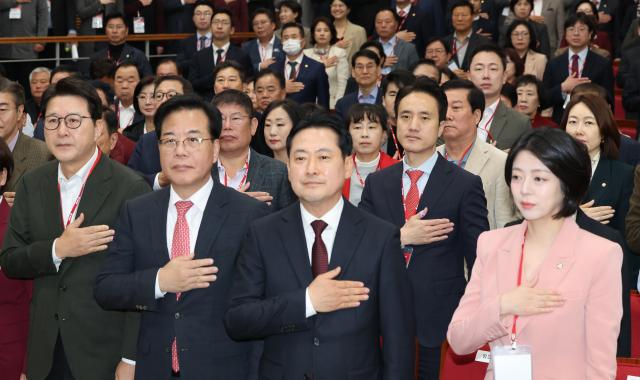 31일 서울 강남구 SETEC 컨벤션센터에서 열린 국민의힘 서울시당 당협위원장 및 선출직 공직자 워크숍에서 장동혁 대표 송언석 원내대표 등 참석자들이 국기에 대한 경례를 하고 있다 사진연합뉴스