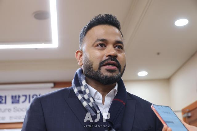 Former JTBC Abnormal Summit Indian representative Lucky shares his enthusiasm for Korea-India Future Society launch Photo by AJP Han Jun-gu