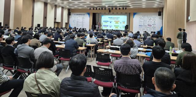 전라남도는 10월 31일까지 이틀간 여수엑스포컨벤션센터 그랜드홀에서 ‘2025년 건설산업기술 연찬회’가 열려 인공지능을 비롯한 첨단 미래 기술을 접목한 건설 혁신 등을 논의했다사진전남도