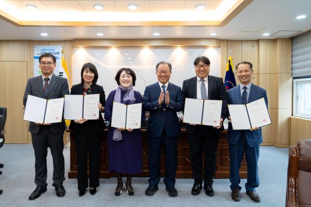 좌측부터 신동훈 장학관에코4초 박혜란 원장에코8유 안부희 원장에코4유 김석준 교육감 변정현 장학관신연초 김진기 교감에코특수사진부산시교육청