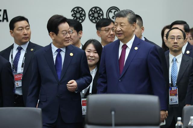 이재명 대통령이 31일 경주화백컨벤션센터HICO에서 열린 2025 아시아태평양경제협력체APEC 정상회의 제1세션에서 시진핑 중국 국가주석과 대화하고 있다 사진연합뉴스