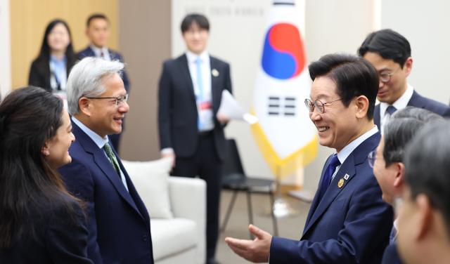 이재명 대통령이 31일 APEC 정상회의장인 경주화백컨벤션센터에서 면담을 위해 젠슨 황 엔비디아 최고경영자와 그의 딸을 맞이하고 있다 사진연합뉴스