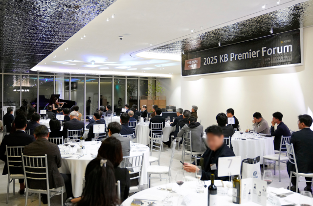 KB증권은 지난 29일 법인 최고경영자CEO 및 오너 고객을 위한 프리미엄 네트워킹 프로그램인 KB Premier Forum 3기 종강식을 한강변에 위치한 더 리버The-River에서 성황리에 개최했다고 31일 밝혔다 사진KB증권