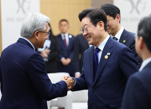 이재명 대통령이 31일 APEC 정상회의장인 경주화백컨벤션센터에서 면담을 위해 젠슨 황 엔비디아 최고경영자를 맞이하고 있다 사진연합뉴스