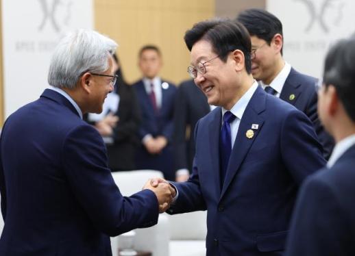 李대통령 지지율 2주째 상승...외교 긍정적 영향