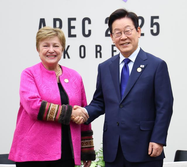 이재명 대통령과 크리스탈리나 게오르기에바 국제통화기금IMF 총재가 31일 APEC 정상회의장인 경북 경주화백컨벤션센터에서 면담 전 악수하고 있다사진연합뉴스