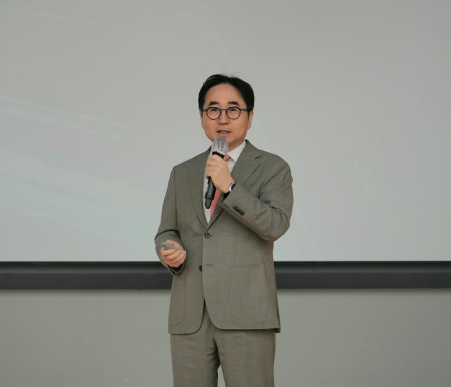 장덕현 삼성전기 사장이 31일 창립기념식에서 기념사를 하고 있다 사진삼성전기